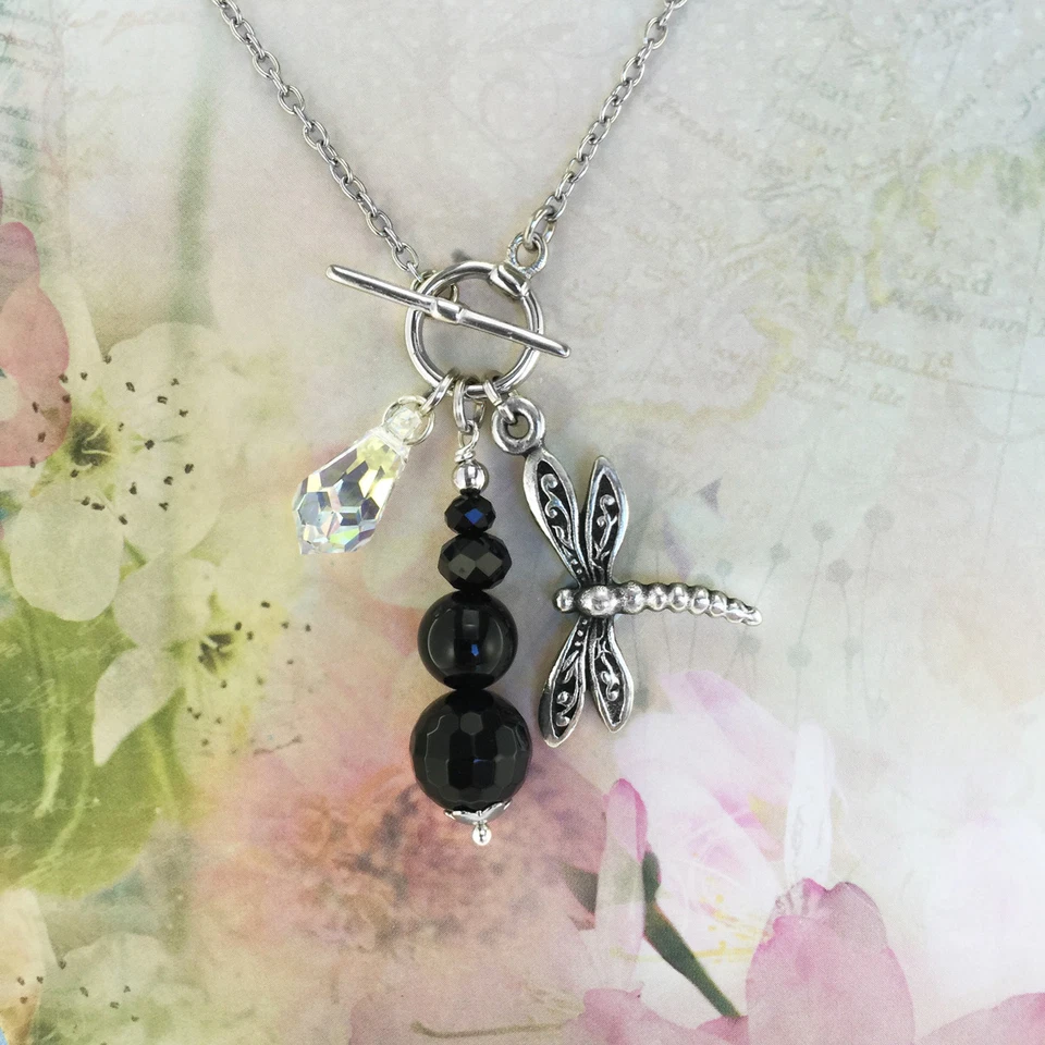 Collar T-Bar Acero Inoxidable – Dije Libélula, Ónix Negro y Cristal de Swarovski Foto 2 de 3