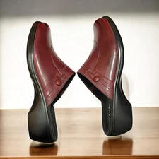 Clarks Clogs Woman’s Deep Red  Leather Slip On Comfort Open Back Shoes US9 NWOB