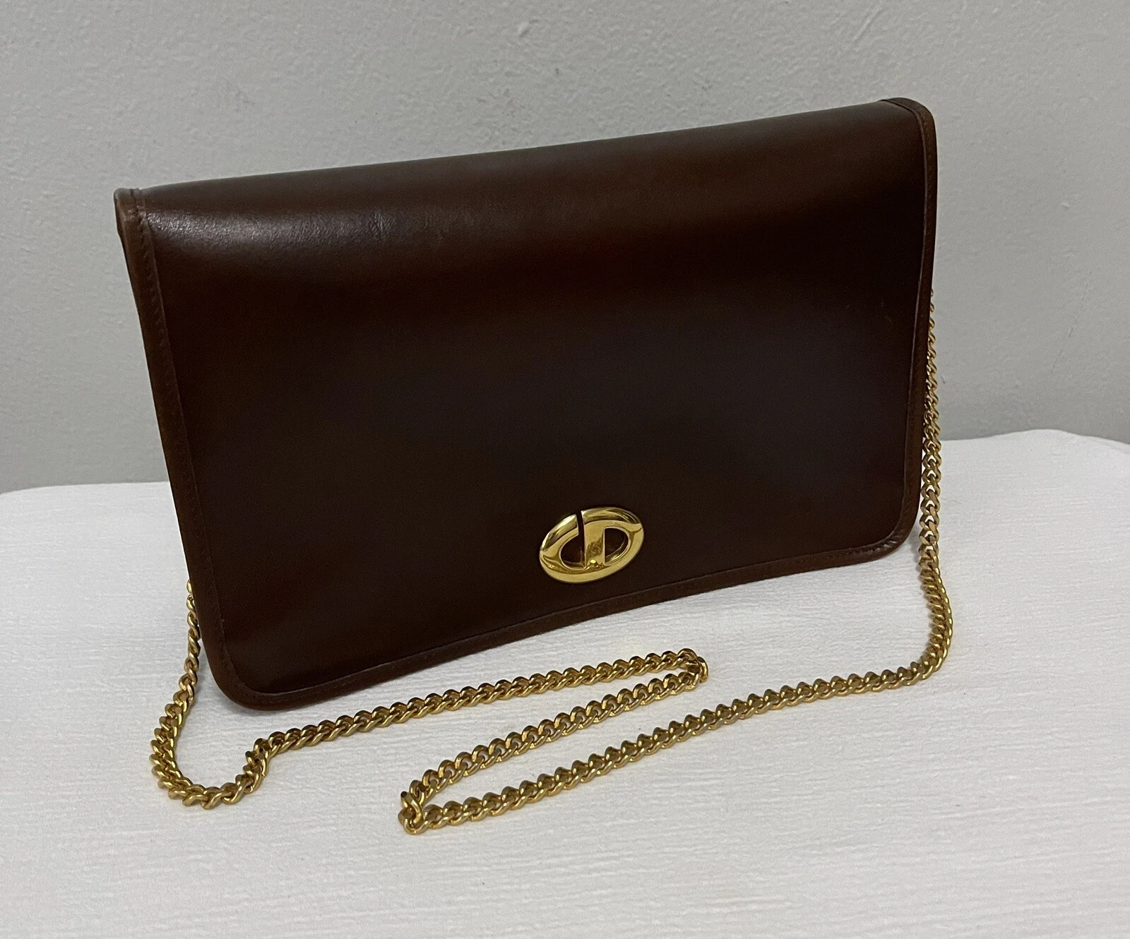Sac à rabat vintage Christian Dior cuir marron HTF   or logo CD   sangle chaîne bidirectionnelle