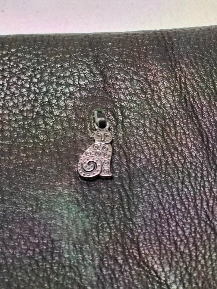 BOLSA DE CUERO NEGRA CON CIERRE DE BOTÓN ÁRBOL DE LA VIDA CON ENCANTO DE GATO Foto 2 de 4