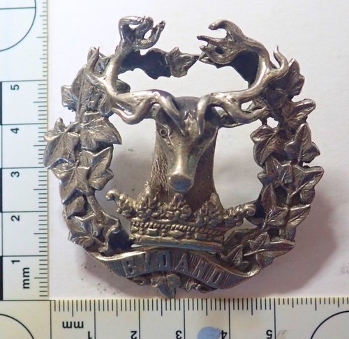 Insigne Militaire Britannique The Gordon Highlanders ‘BYDAND’, Régiment, Type Coiffure, Ref 5232