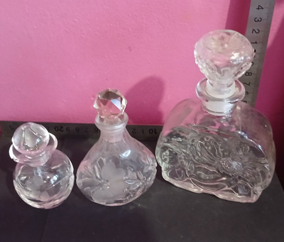 Kuratiertes Vintage Milchglas Parfüm Flakon Set - Maßgeschneidert 3 Stück Waschtisch