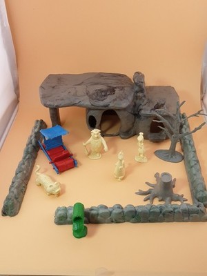 Vintage 1960 s Marx Flintstones Play Set Fred, Wilma, Dino, Baby Puss, House +