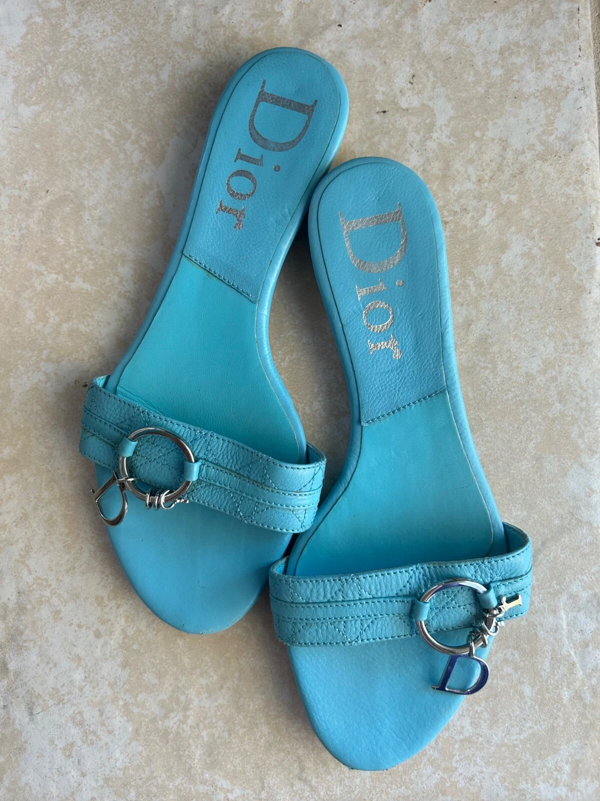Dior Dior Diapositives en cuir bleu avec breloques D.I.O.R femme taille 7