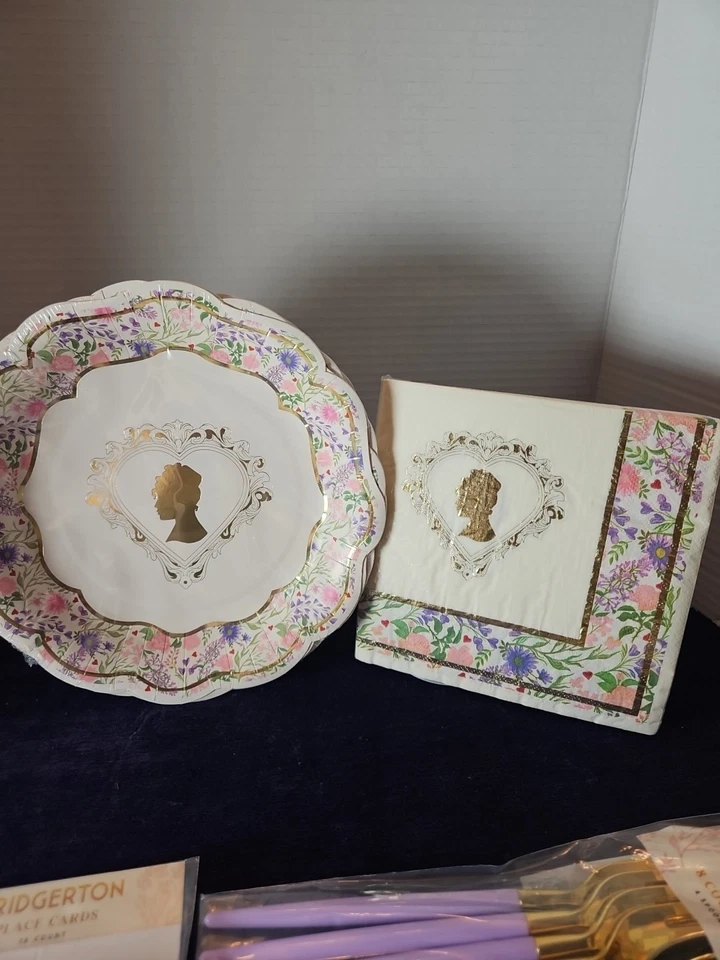 TOTALMENTE NUEVO Bridgerton Púrpura/Rosa/Dorado Floral Lote de 5 Suministros para Fiesta Foto 2 de 3