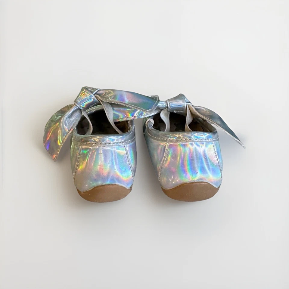 Livie & Luca Halley Mary Jane туфли ребенка ясельного возраста 4 серебро голографический бант б/у в отличном состоянии - Изображение 4 из 4