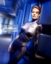 JERI RYAN IN "STAR TREK: VOYAGER" SEVEN OF NINE - 8X10 PUBLICITY PHOTO (AB-559)