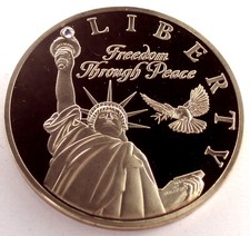STATUE OF LIBERTY FREEDOM THROUGH PEACE Gold Plated Medal With Swarovski Crystal