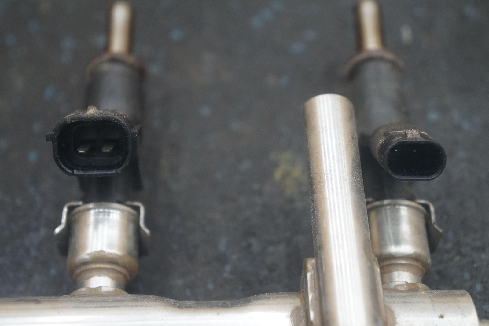 Left Fuel Injection Rail Pipe 6 Injector 07P133315B 07P906031B Bentley Bentayga