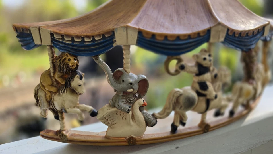 复古儿童房墙壁旋转木马来自 Universal Statuary Corp 1979 年美国制造 — 第 2/4 张图片