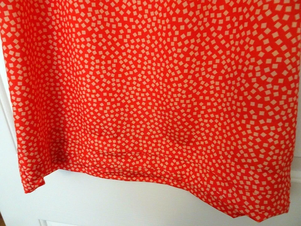 VESTIDO I LOVE H81 SHIFT TAMANHO MÉDIO. FECHAMENTO DE BOTÃO CORAL/MARFIM-RUFFLES/PREGAS-BACK - Imagem 2 de 4