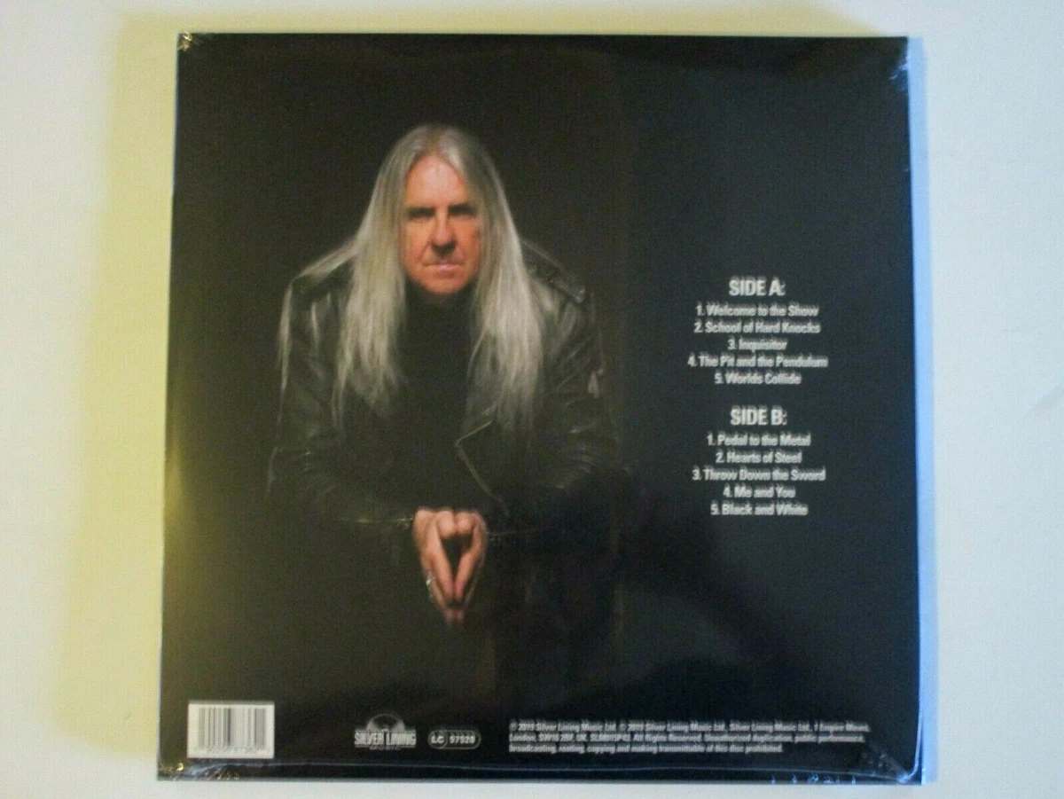 Vocalista do Saxon, Biff Byford divulga o álbum solo School of Hard Knocks