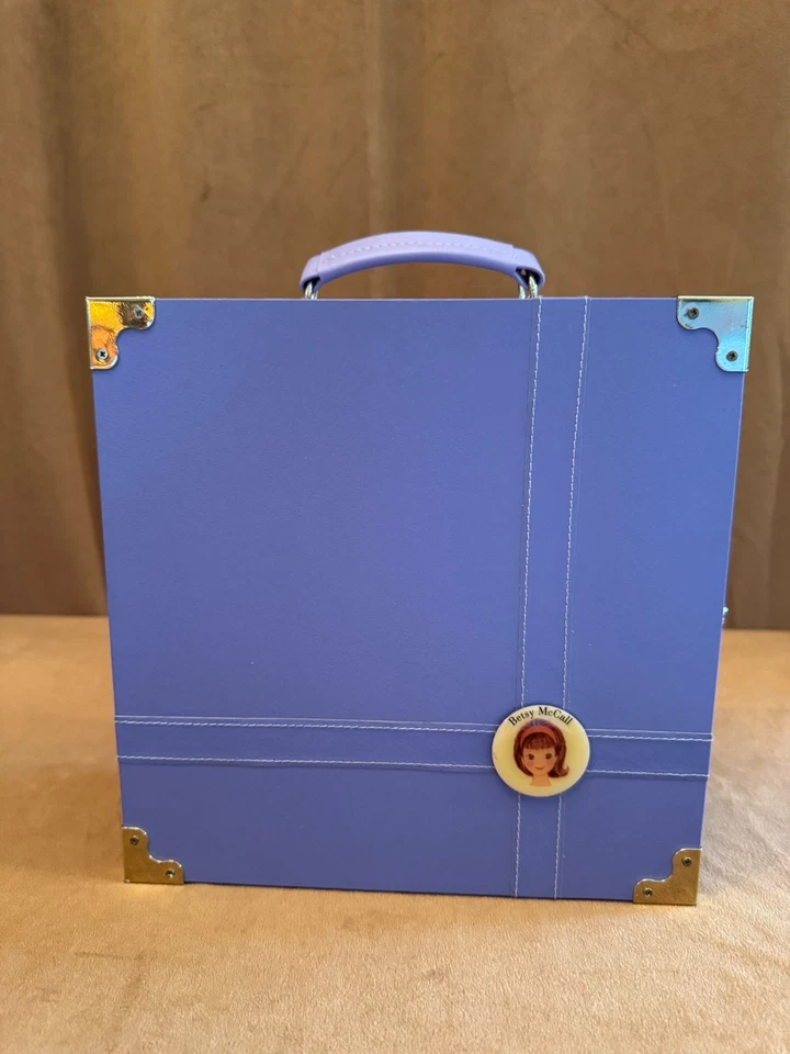 Tonner Betsy McCall Pequeño Lila y Encaje Conjunto de Regalo Muñeca de Moda BC6301 NUEVO EN CAJA Púrpura Foto 2 de 4