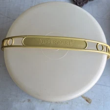 Vintage Tupperware Round Cake Carrier Keeper Container with Handle & Locking Lid