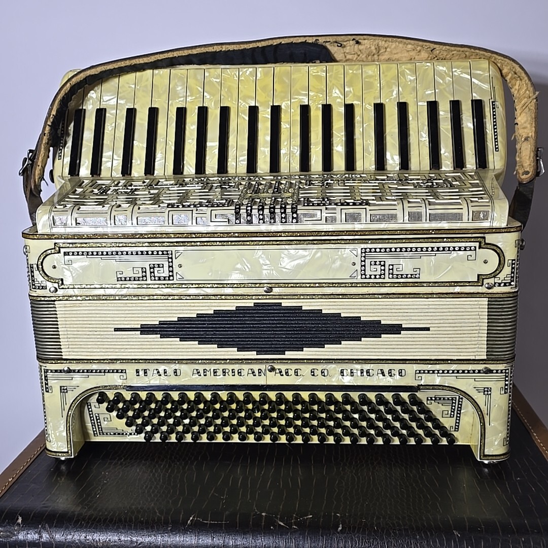 Italo American Chicago Vintage Gloria Deluxe Accordion Ivory