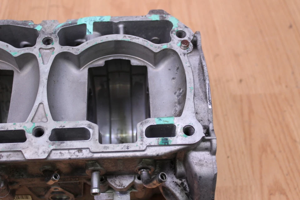 Ski-Doo Summit XRS 800R 2007 cárteres/carcasas del motor principal agrietadas Foto 3 de 4