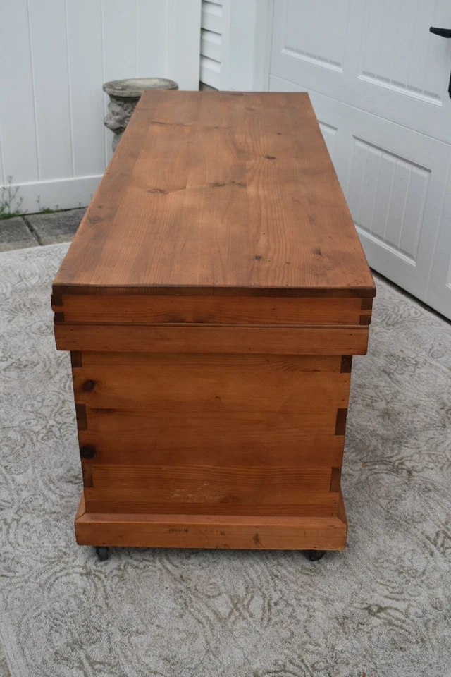 Vintage Large Size Rustic Solid Pine Hand Dovetailed Trunk on Castors — 第 2/4 张图片