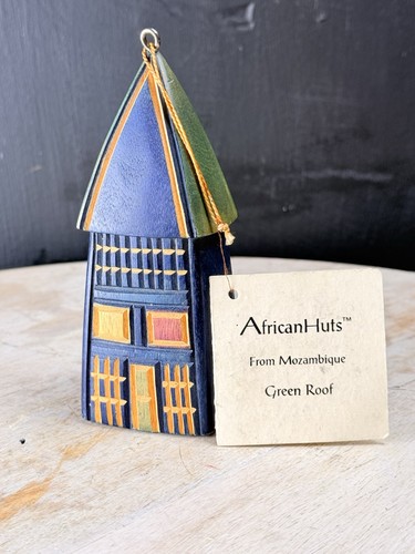 Vintage Mosambik afrikanische Hütte Ornament grünes Dach mit Etikett Holz handbemalt 5 Zoll