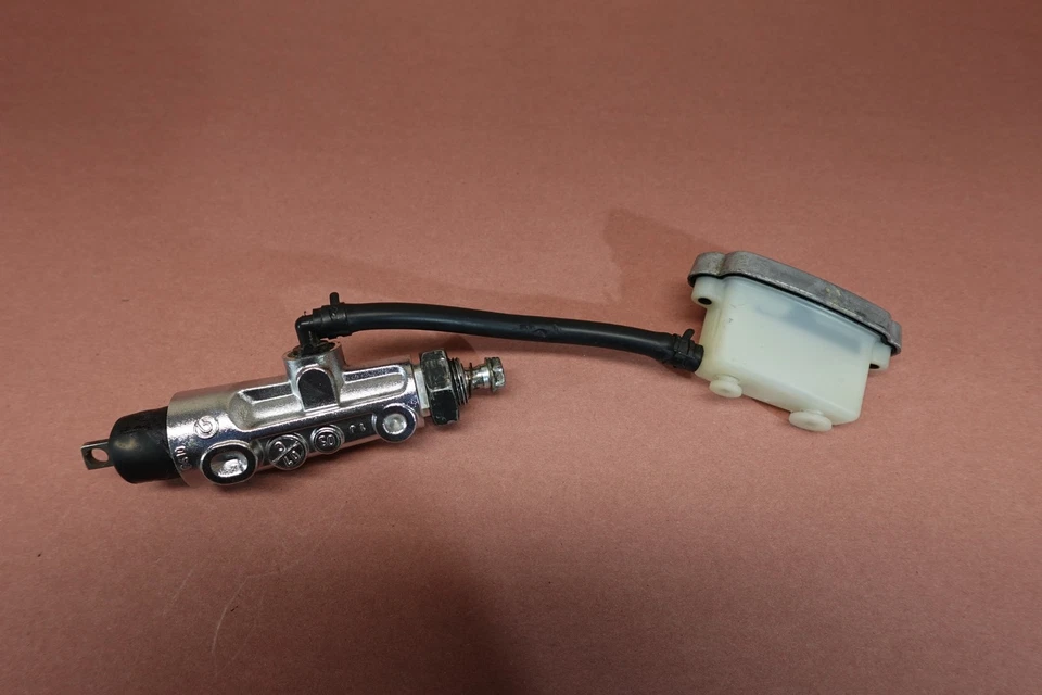 Harley Davidson VRSCSE 2005-2006 V-Rod cilindro maestro de freno trasero Foto 4 de 4