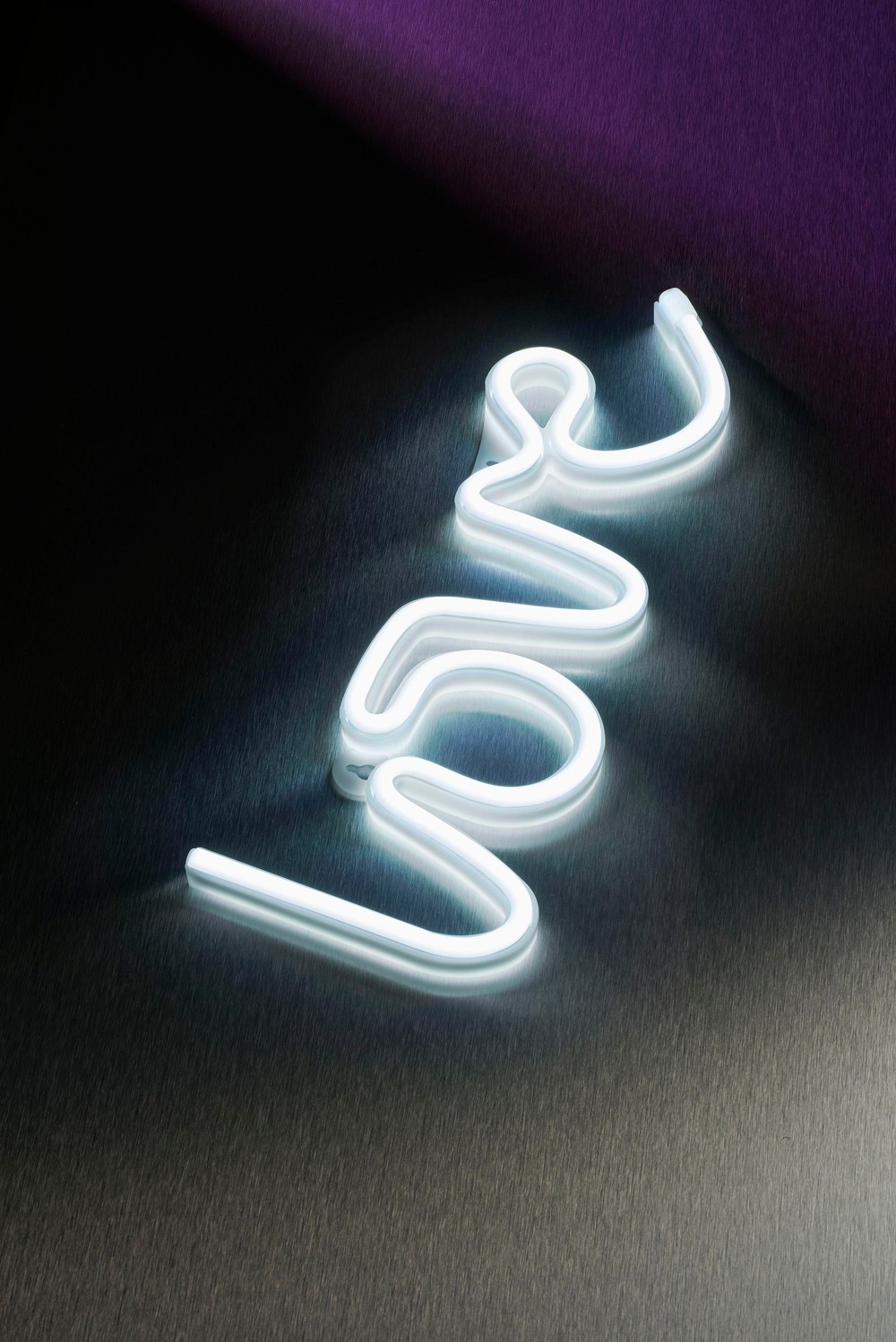 Неоновый настенный светильник CellularLine Love 25135118 3590₽