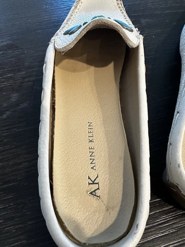 Mocasines decorativos turquesa cuero blanco Anne Klein Cultures talla 7 Foto 3 de 4