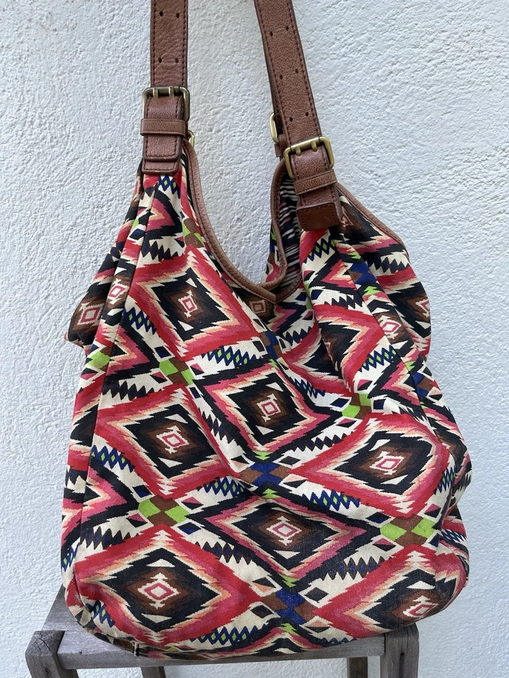 Bolso Hobo Cynthia Vincent Gran Tamaño Estampado de Lona Azteca Correa de Cuero Fin de Semana Foto 2 de 4