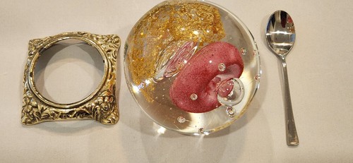 ART GLASS PAPERWEIGHT ON BRASS STAND GOLD FLECK, PINK FLORAL & CLEAR BUBBLES. - Picture 7 of 13