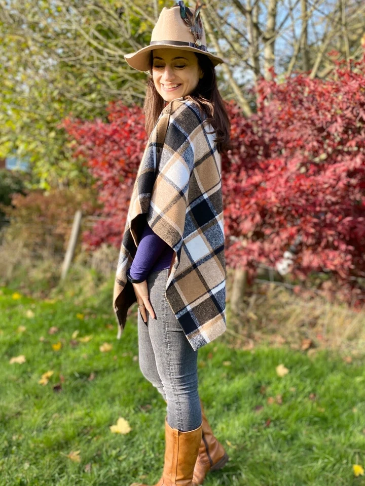 460. Handmade Brown check tweed Cape Poncho - Image 4 of 4