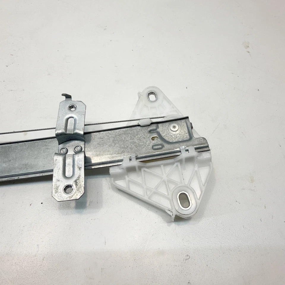 OEM 2016 - 2022 HONDA PILOT REAR RIGHT SIDE DOOR WINDOW REGULATOR W/ MOTOR - Image 2 of 4