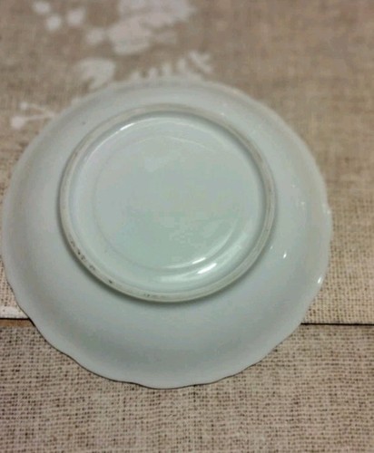 Vintage 3 footed tea cup and saucer - Picture 10 of 10