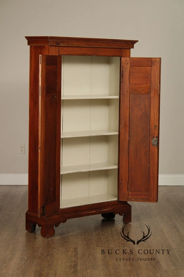 Antiguo armario de dos puertas de pino americano Foto 3 de 4