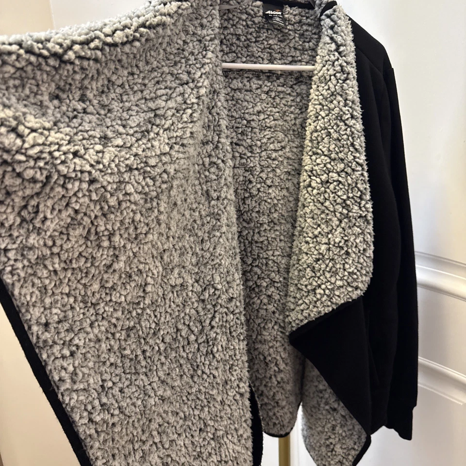 Poncho chal abrigo Avia para mujer talla XLarge forrado de felpa color negro gris  Foto 2 de 4