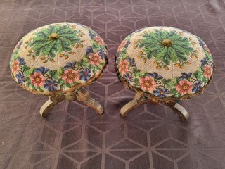 Paire de Porte Chapeaux Porte Perruques en bois et Perles décor Fleurs XIXéme