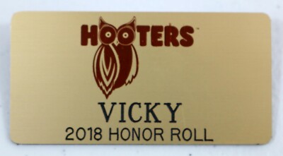 HOOTERS RESTAURANT GIRL VICKY 2018 HONOR ROLL GOLD NAME TAG / PIN Waitress Pin