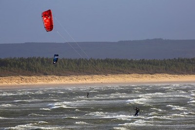 Foto 12x8 Kitesurfen in Burghead Bay Zwei Kitesurfer nutzten 2017