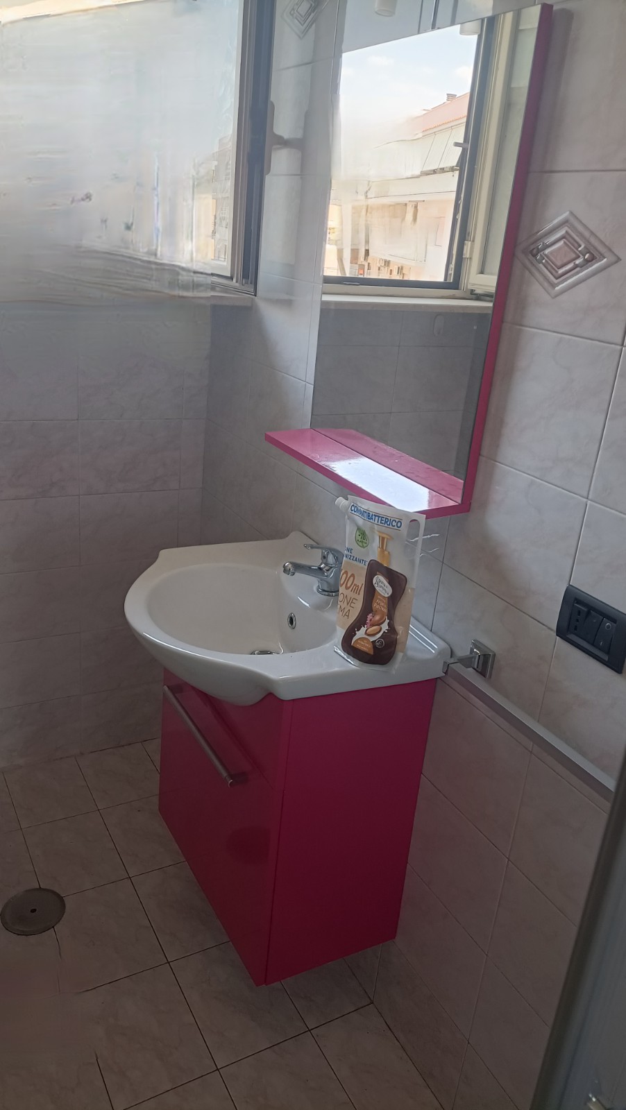 Mobile bagno completo Fucsia con lavabo, specchio e 2 mensole pensili – Design m