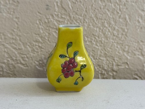 Vintage chiński miniaturowy porcelanowy żółty wazon z różową kwiatową dekoracją - Zdjęcie 1 z 9