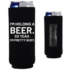I'm Holding A Beer Magnetic Slim Can Coolie; Compatible con Ultra