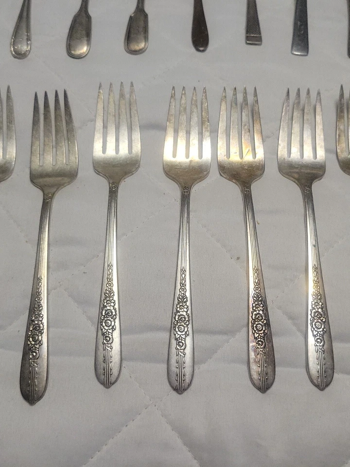Lote de 32 piezas cucharas, tenedores, cuchillos cubiertos para servir plateados vintage Foto 2 de 4