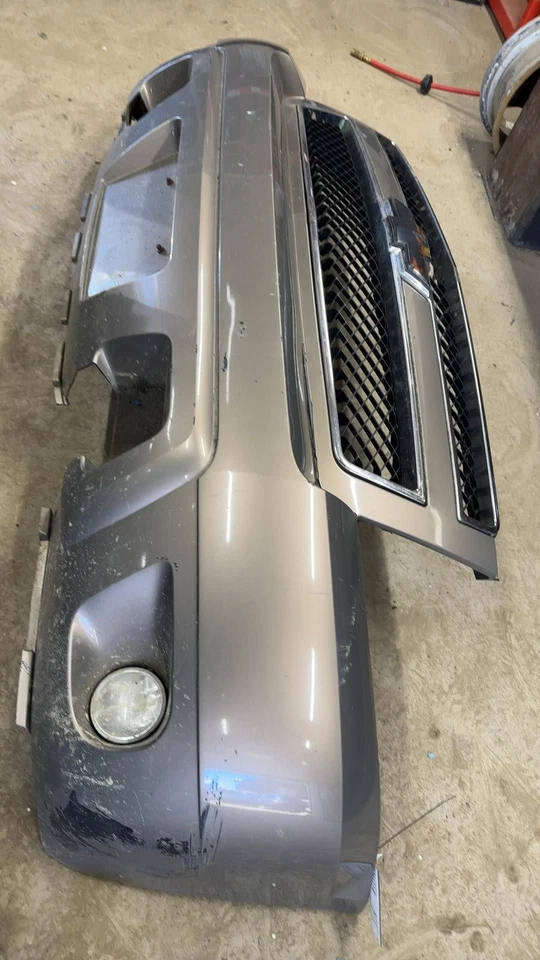 07 CHEVY TAHOE Front Bumper Paint Problem Scratches Foto 2 de 4