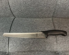 Mercer Culinary M23210 Millennia 10-Inch Wide Wavy Edge Bread Knife, Gray