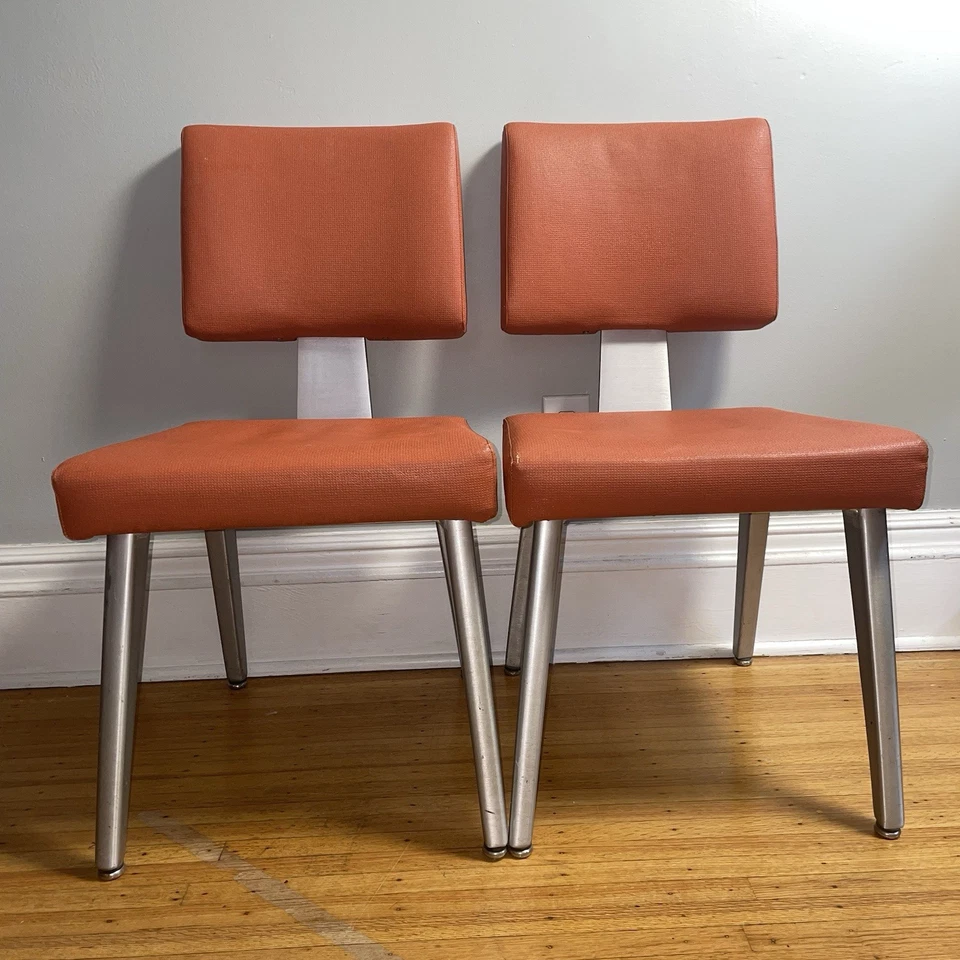Par de sillas de aluminio ignífugas generales de mediados de siglo naranja quemado de buena forma Foto 2 de 4