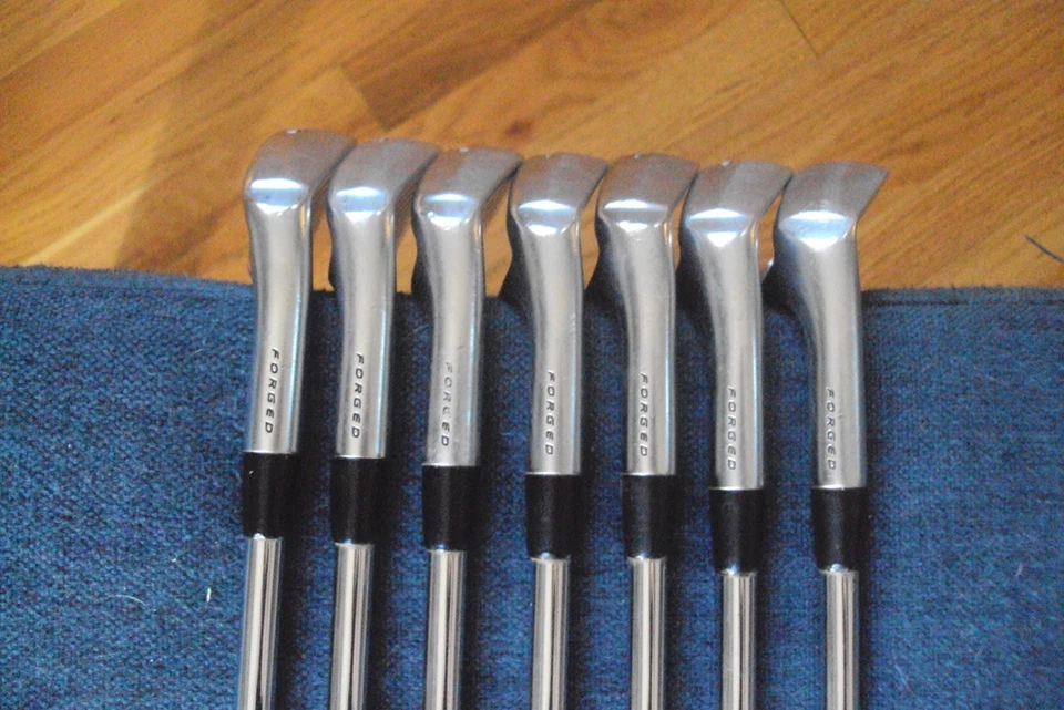 Srixon ZX5 Forged irons 5-PW,AW Accra 105i stiff std length pured midsize grips - Image 3 of 4
