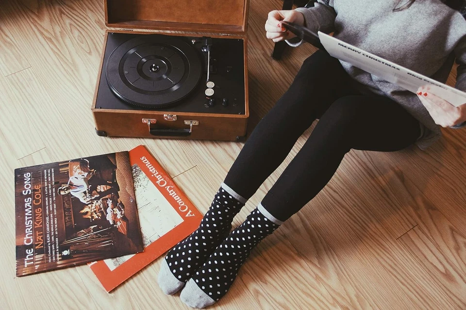 Hot Sox Para Mujer Novedad Patrón Geométrico Crew 4-10, Lunares Pequeños (Negro) Foto 3 de 4