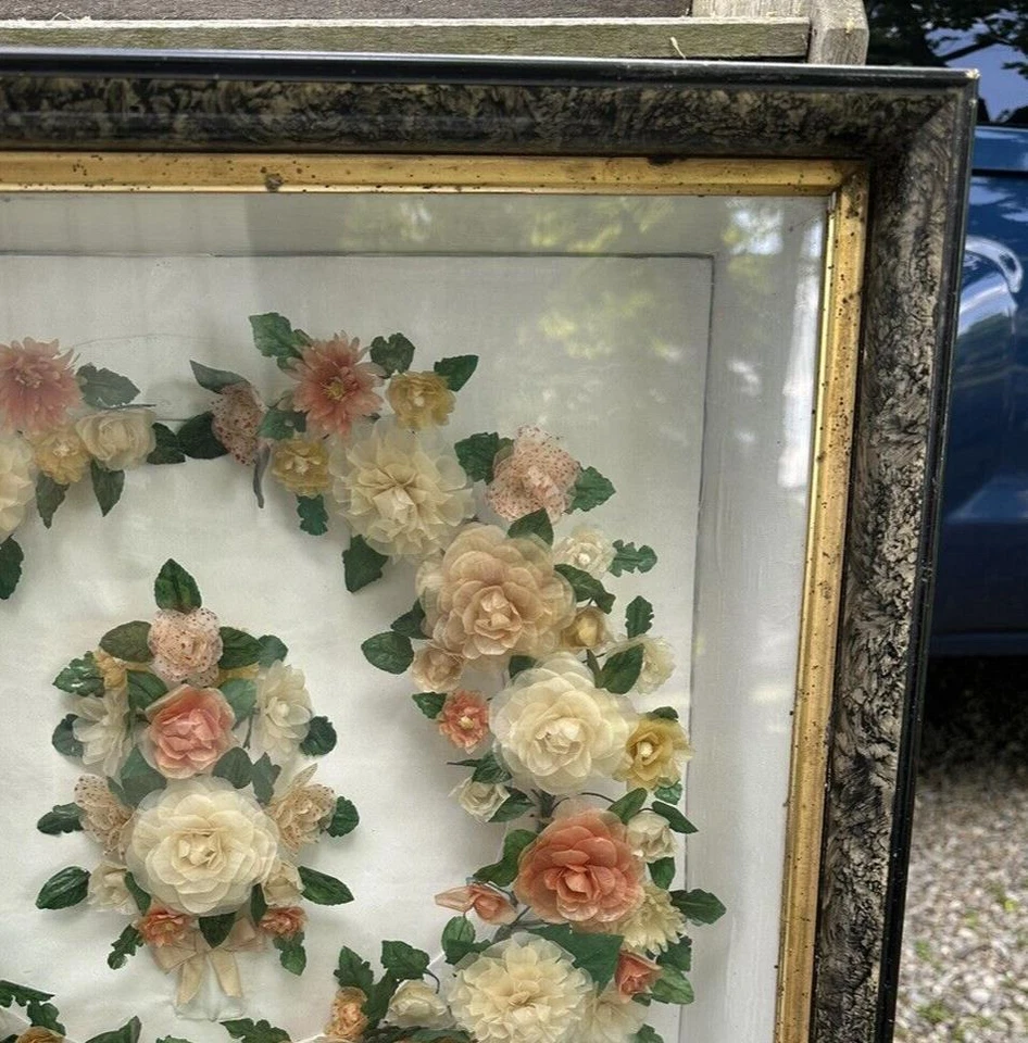 Antigua corona conmemorativa de cera floral con marco victoriano Foto 3 de 4