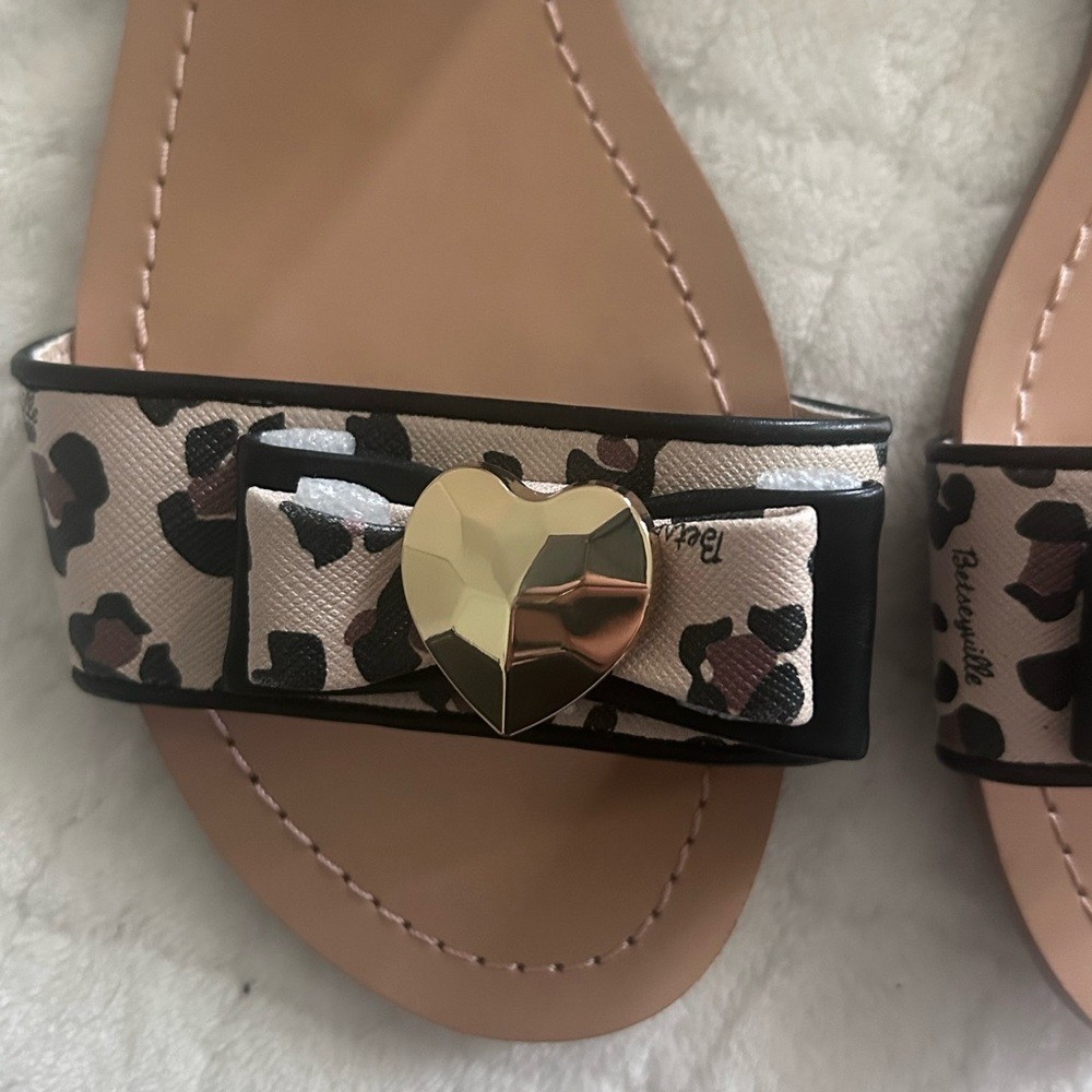 Betsey Johnson Women’s  Leopard Print Flat Strappy Sandel NWOT Size 7