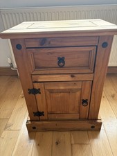 Piękny sosnowy stolik nocny – rustykalna szafka nocna w pełni zabudowana