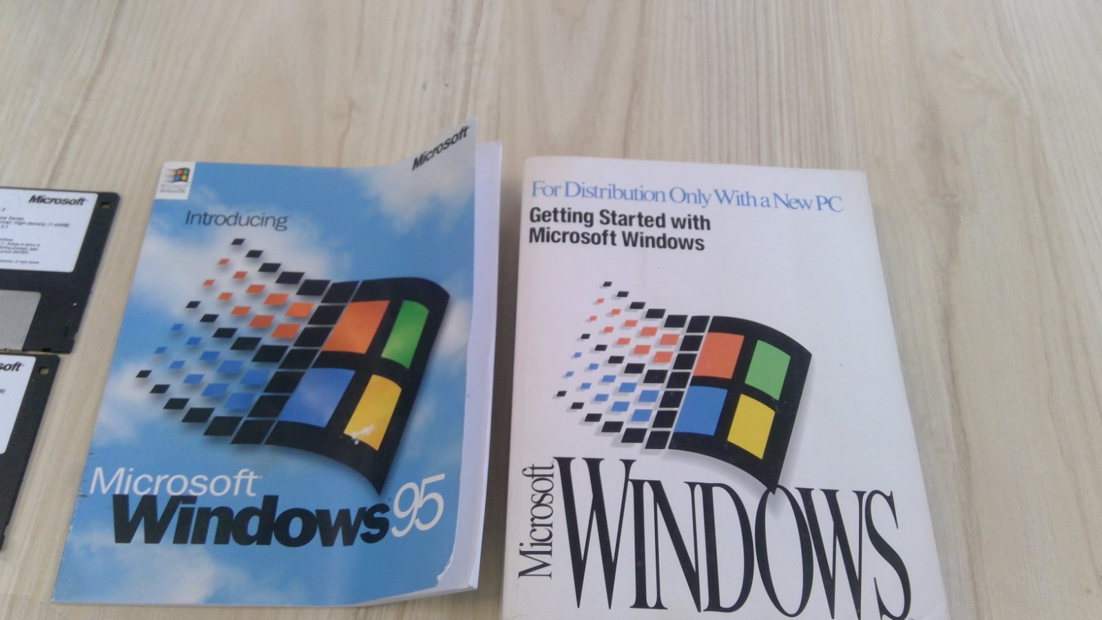 2 Microsoft Windows Books with 6 Installation Floppies – RIAT
