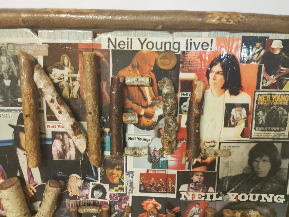 Neil Young INSEGNA LEGNO FATTA A MANO Serie Rock 08 - Immagine 3 di 4
