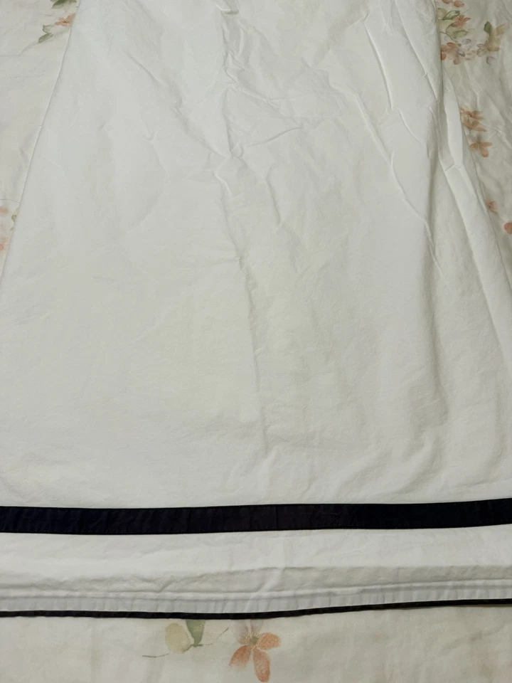 Sábana plana Pottery Barn King de algodón orgánico solo rayas blancas y azul marino Foto 3 de 4